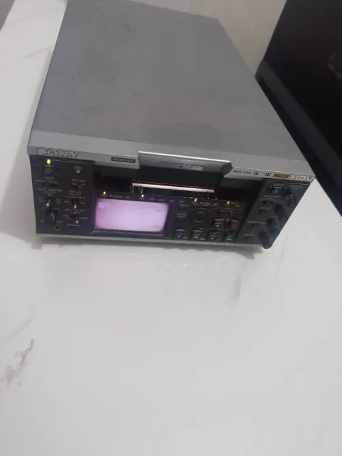 un magnétoscope professionnel HDV Sony HVR-M25E.