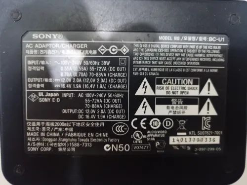 un chargeur et adaptateur secteur Sony BC-U1 (ou le modèle mis à jour BC-U1A).