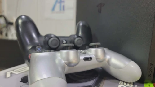 PS4 SLIM 500GB VERSION EN LIGNE AVEC DEUX MANETTES ETAT NEUF AVEC 5 JEUX