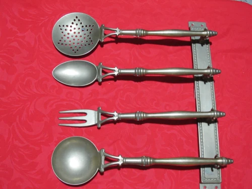 Ustensiles de cuisine anciens en cuivre massif set mural complet