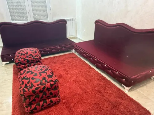 a vendre deux canape avec tapis et deux pouf