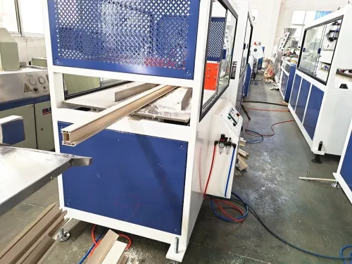 Machine de protection de profilé pvcآلة إنتاج التشكيل الجانبي PVC