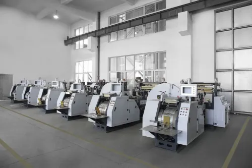 Machine de fabrication de sac en papierآلة صنع الأكياس الورقية 