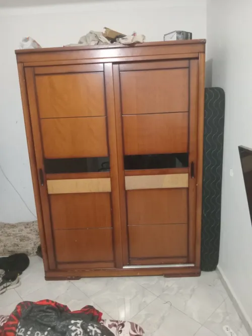 Une armoire à portes coulissantes, presque neuve