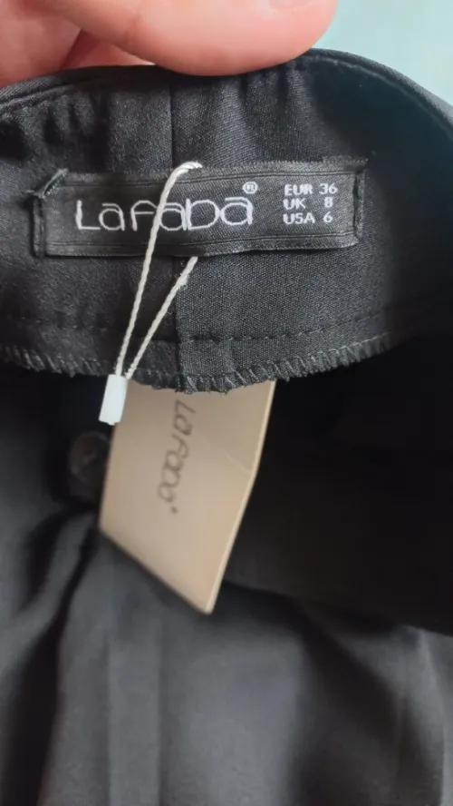 Pantalon carré noir de haute qualité, taille 36  La marque : la faba Neuf 3500 da