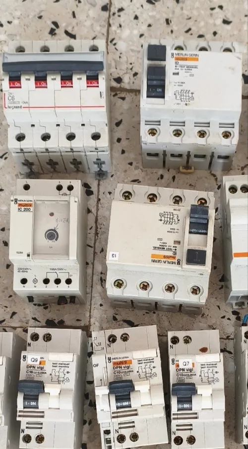 Lot Disjoncteurs électrique