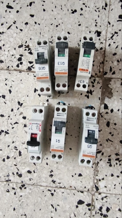 Lot Disjoncteurs électrique