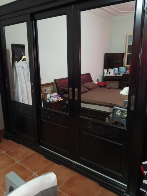 Chambre à coucher noire bois wengee 