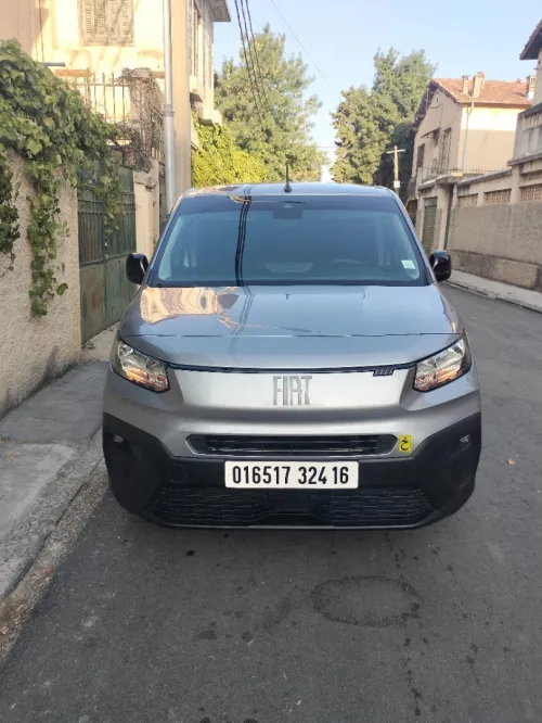 Disponible Pour Transport est Livraison Ou Tout Autre Service 