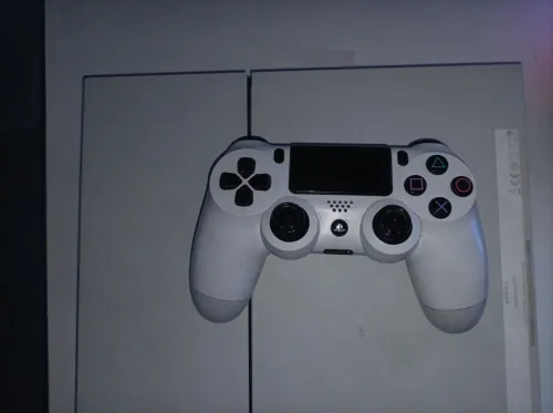ps4 online bon état avec 2 manette et 4 jeux