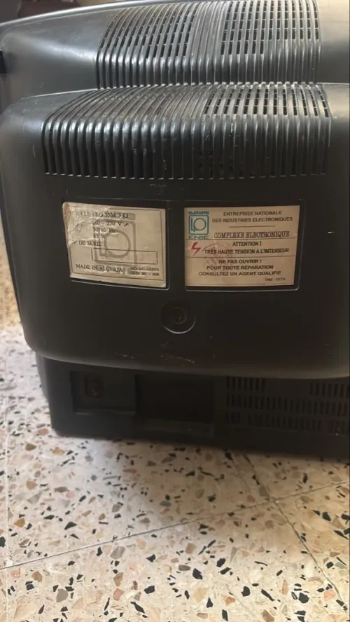 2 anciennes télévisions à ventre