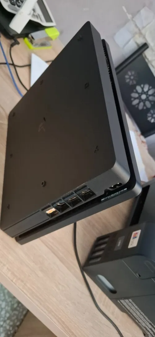 PlayStation 4 slim Flaché avec jeux