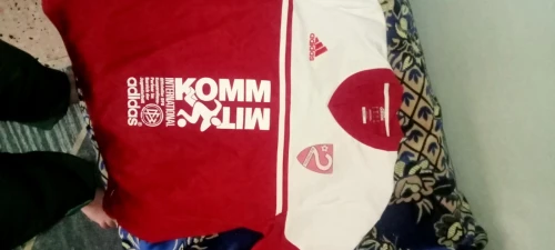 قميص كرة قدم Adidas أصلي  للبيع  - فريق: SG Pfinztal (ألمانيا) - الماركة: Adidas - الرقم: 8 من الخلف - الحالة: مليحة بزاف / شبه جديدة - التصميم: أحمر وأبيض  قميص نادر تاع فريق أوروبي السعر: 400
