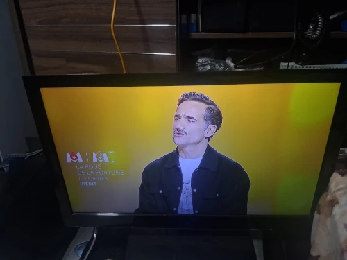Tv 24" tres bon etat fih demo integre avec telecommande et pied