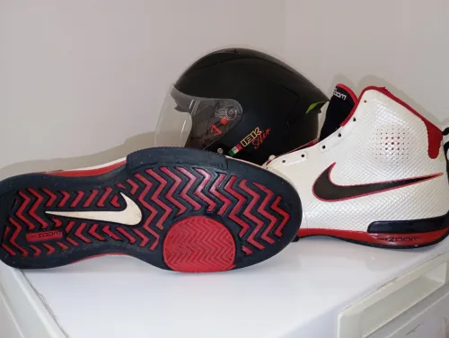 Basketball shoes