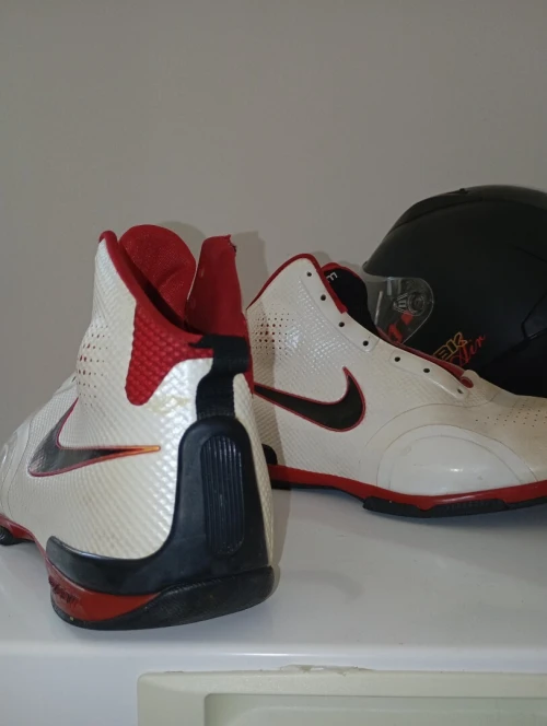 Basketball shoes