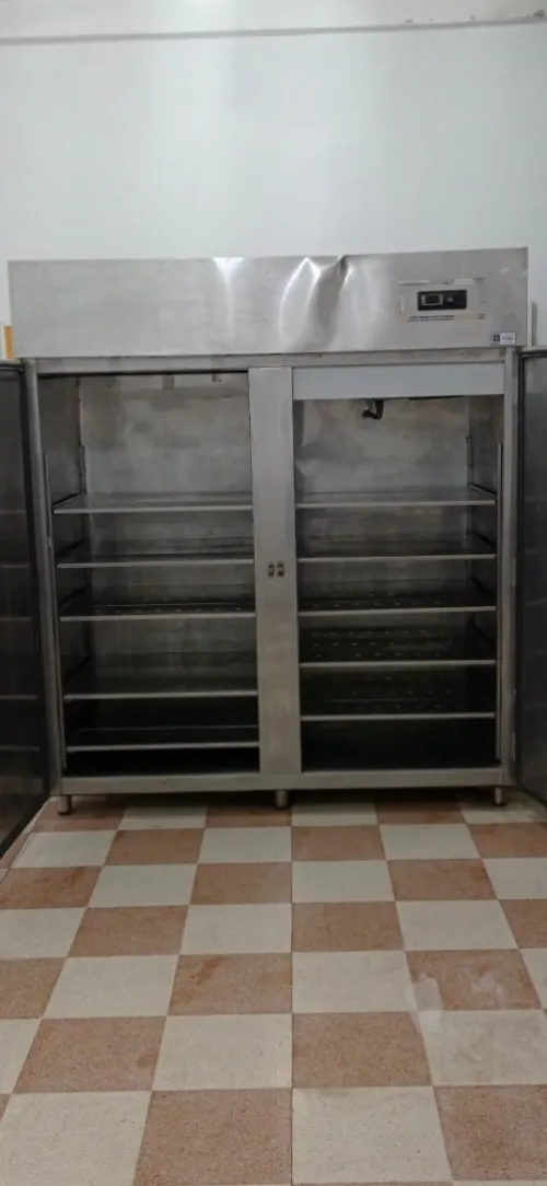 Armoire frigorifique 100% inox alimentaire de marque simafe. 