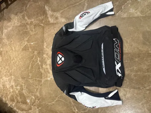 Vestes et combinaisons moto 
