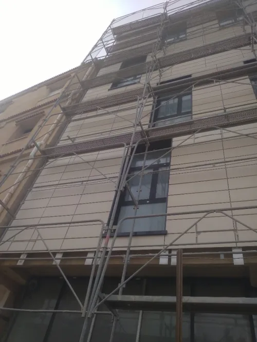 Traitement de façades     (façades ventilées en céramique, porcelaine, terre cuite et HPL)