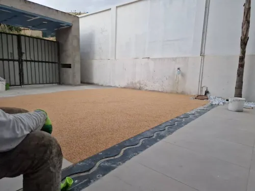 Revêtement décoratif en moquette ou tapis de pierres