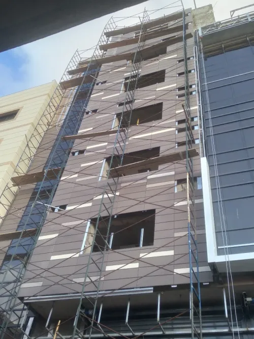 Traitement de façades     (façades ventilées en céramique, porcelaine, terre cuite et HPL)