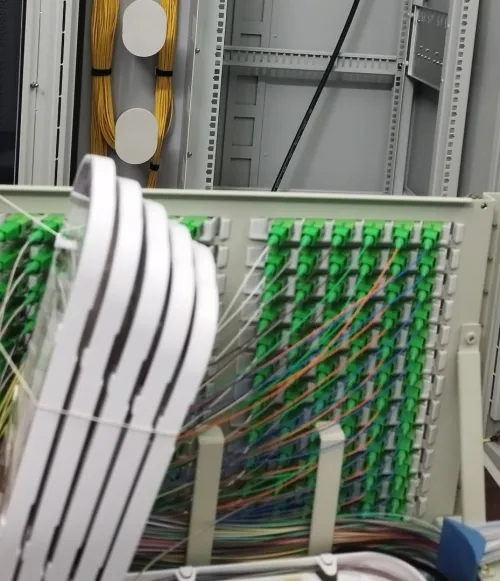 Technicien d'installation de réseaux câblés de communication en fibre optique