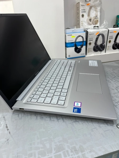 Asus VivoBook core7 150U 16GB Ram