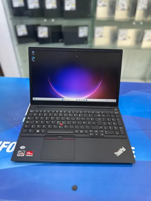 THINKPAD E15  CORE : RYZEN 5 5625U DISC : 256 GB  (SSD)  RAM : 16 GB  