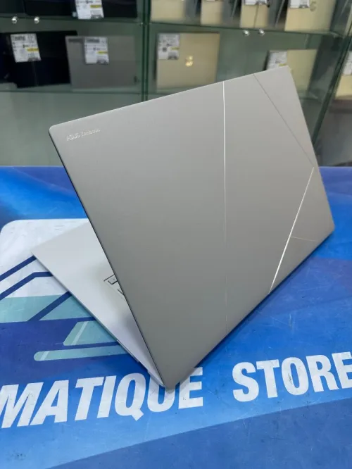 ASUS ZENBOOK S16  CORE : RYZEN AI 9 365w DISC :  01 TB  (SSD)  RAM : 24 GB