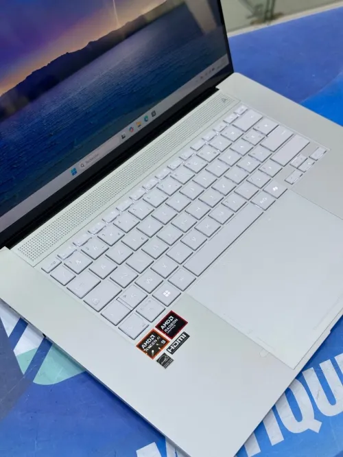 ASUS ZENBOOK S16  CORE : RYZEN AI 9 365w DISC :  01 TB  (SSD)  RAM : 24 GB