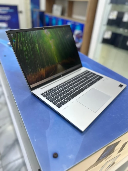 HP ELITEBOOK 860 G11 CORE : ULTRA 7 165U DISC : 512 GB  (SSD)  RAM : 32 GB 