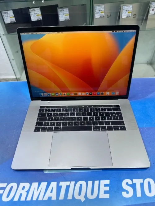 MACBOOK PRO 2017 TOUCHE BAR 15 CORE : INTEL i7 4 CŒURS  DISC :  256 GB  (SSD)  RAM : 16 GB  