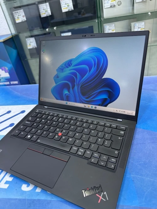 THINKPAD X1 CARBON GEN11 CORE : INTEL i5 - 1335U DISC :  256 GB  (SSD)  RAM : 16 GB