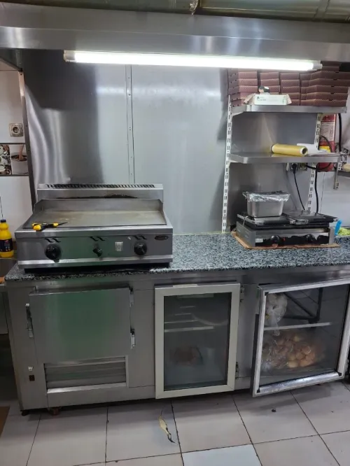Table réfrigérée inox avec plan de travail pour restaurant et fast-food