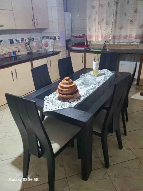 Salle à manger avec 6 chaises + Bahut Massif