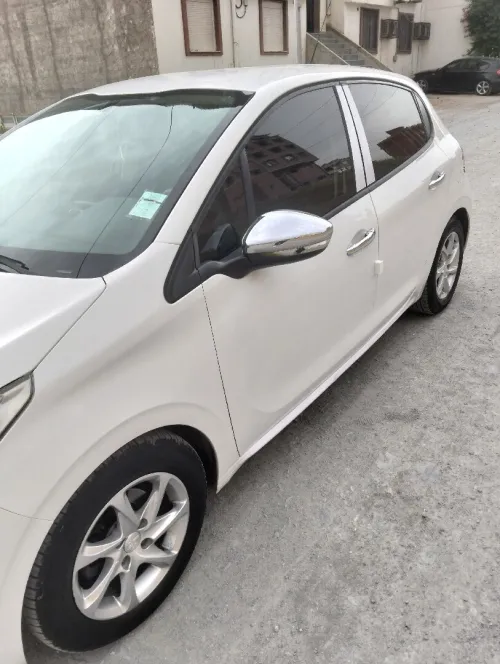 Peugeot 208 2015 Active Facelift