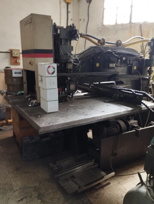 Poinçonneuse numérique CNC