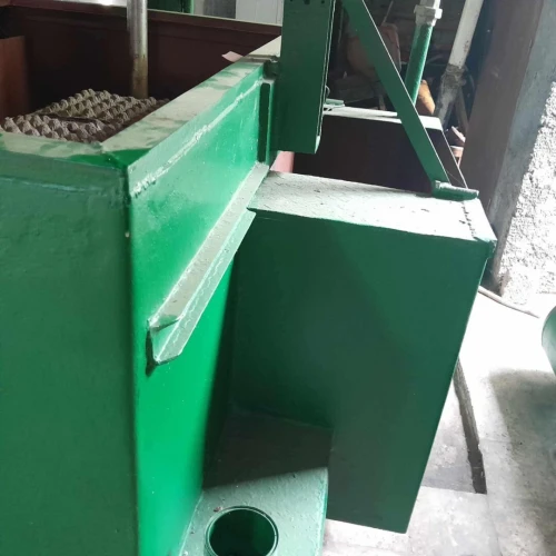 Machine à fabriquer les plateaux d'oeufs 
