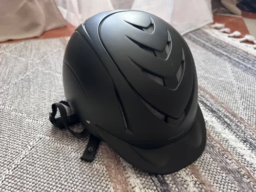 casque et des bottes pour enfants 