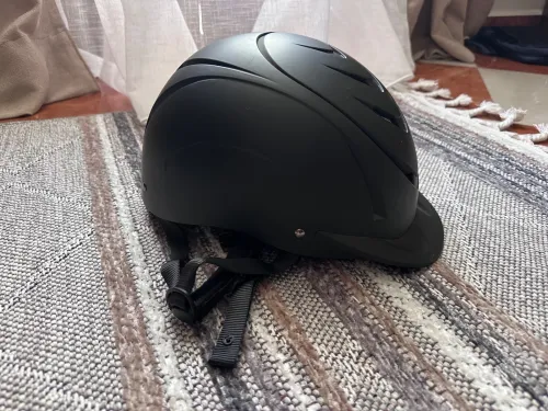casque et des bottes pour enfants 