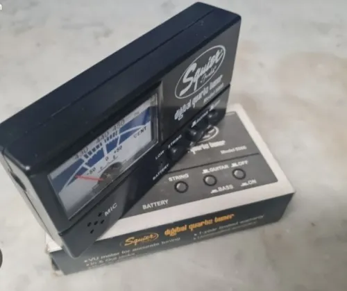 Guitare électrique squier by fender avec son accordeur et une housse guitare