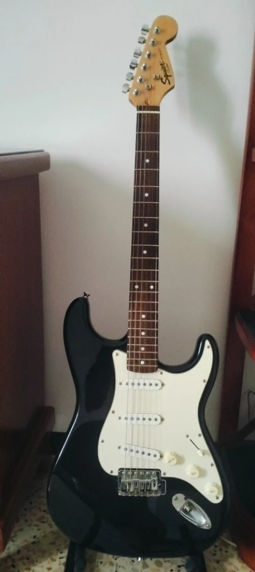 Guitare électrique squier by fender avec son accordeur et une housse guitare