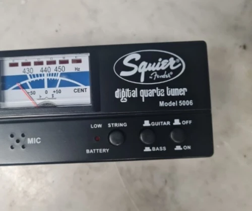 Guitare électrique squier by fender avec son accordeur et une housse guitare