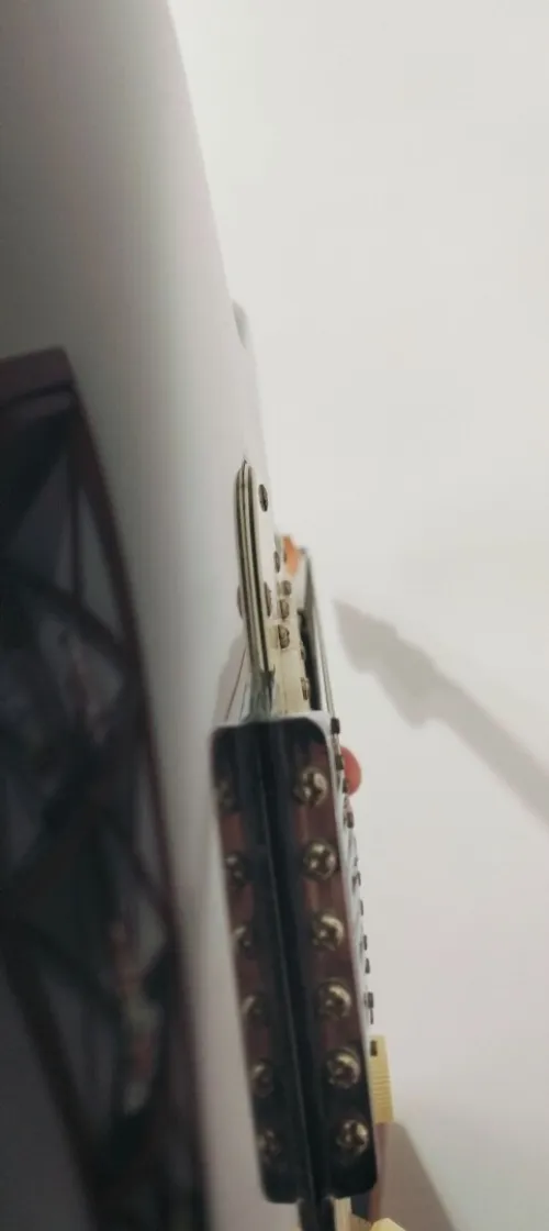 Guitare électrique squier by fender avec son accordeur et une housse guitare