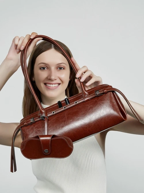 Sac baguette long en cuir véritable, style motard cool, design niche rétro avec décoration ceinture, nouveau modèle, à porter sur lépaule ou sous le bras, pour femme