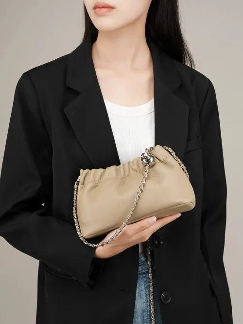 Sac sous le bras à chaîne tendance 2025 pour femme sac nuage plissé haut de gamme en cuir de vache bandoulière épaule chaîne à boule dorée
