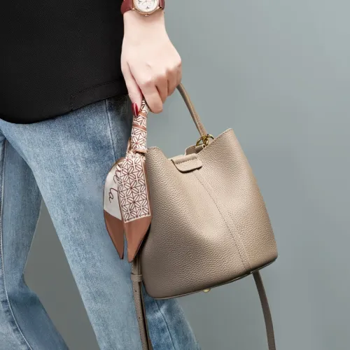 Sac seau en cuir de vache pleine fleur, nouveau modèle 2026, bandoulière, look de niche, chic, à main en été, cuir véritable pour femme
