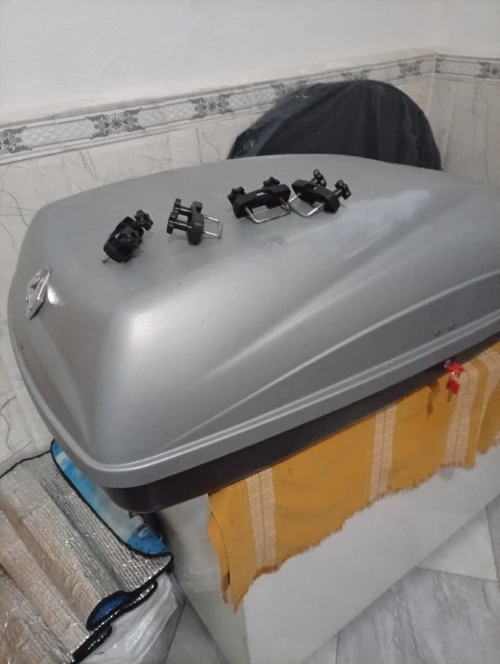 Coffre de toit gris 410 litres En très bon état avec attache sur les barres de toit