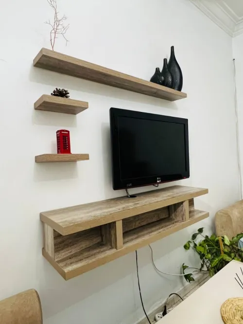 Meuble tv suspendu doté de 3 étagères à fixation invisible