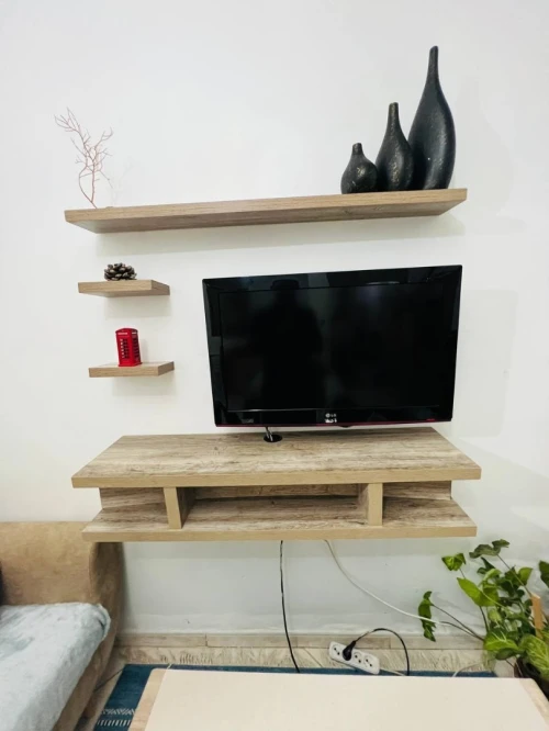 Meuble tv suspendu doté de 3 étagères à fixation invisible